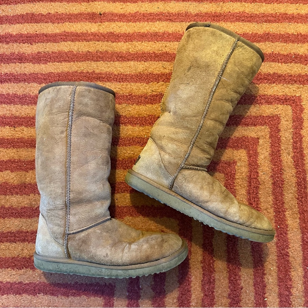 UGG Classic Tall Boots in Chestnut, US 7 women’s size (fits 7-8)